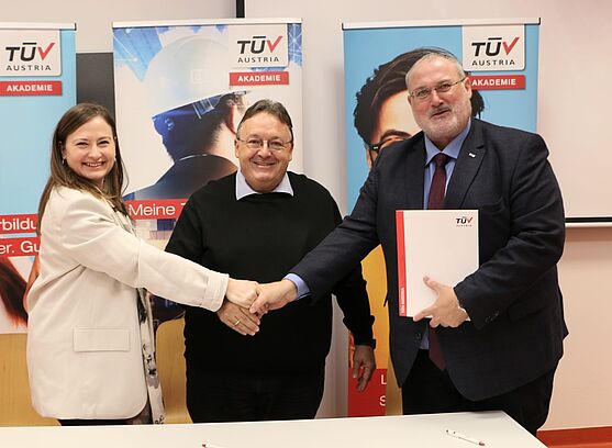 Händeschütteln der Kooperationspartner: Die TÜV AUSTRIA Akademie und die HTL Bulme haben den Kooperationsvertrag unterschrieben
