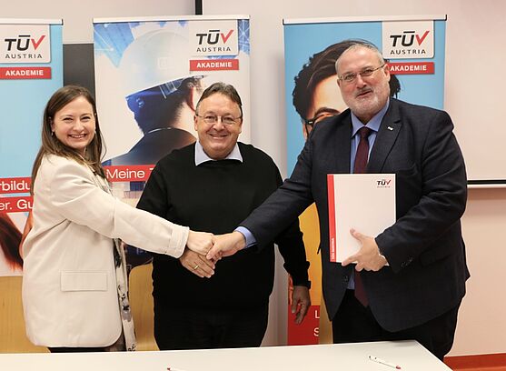 Corinna Wölfer, BSc, DI Günther Greier, Thomas Rochowansky, MBA<br /> Händeschütteln der Kooperationspartner: Die TÜV AUSTRIA Akademie und die HTL Bulme haben den Kooperationsvertrag unterschrieben