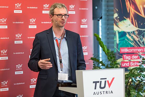 DI Andreas Polt, B.Sc. vermittelte ein Praxisbeispiel zur Bauteil-Durchstrahlung mittels Computertomographie <br />