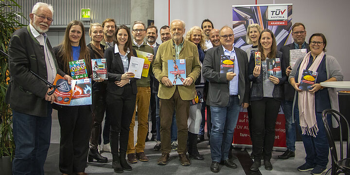 Gruppenfoto der Fachverlags-Autor/innen