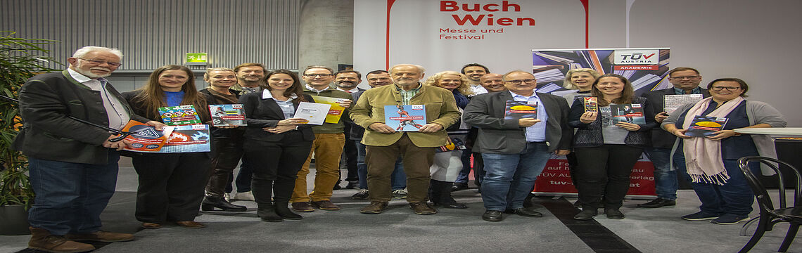 Gruppenfoto der Fachverlags-Autor/innen