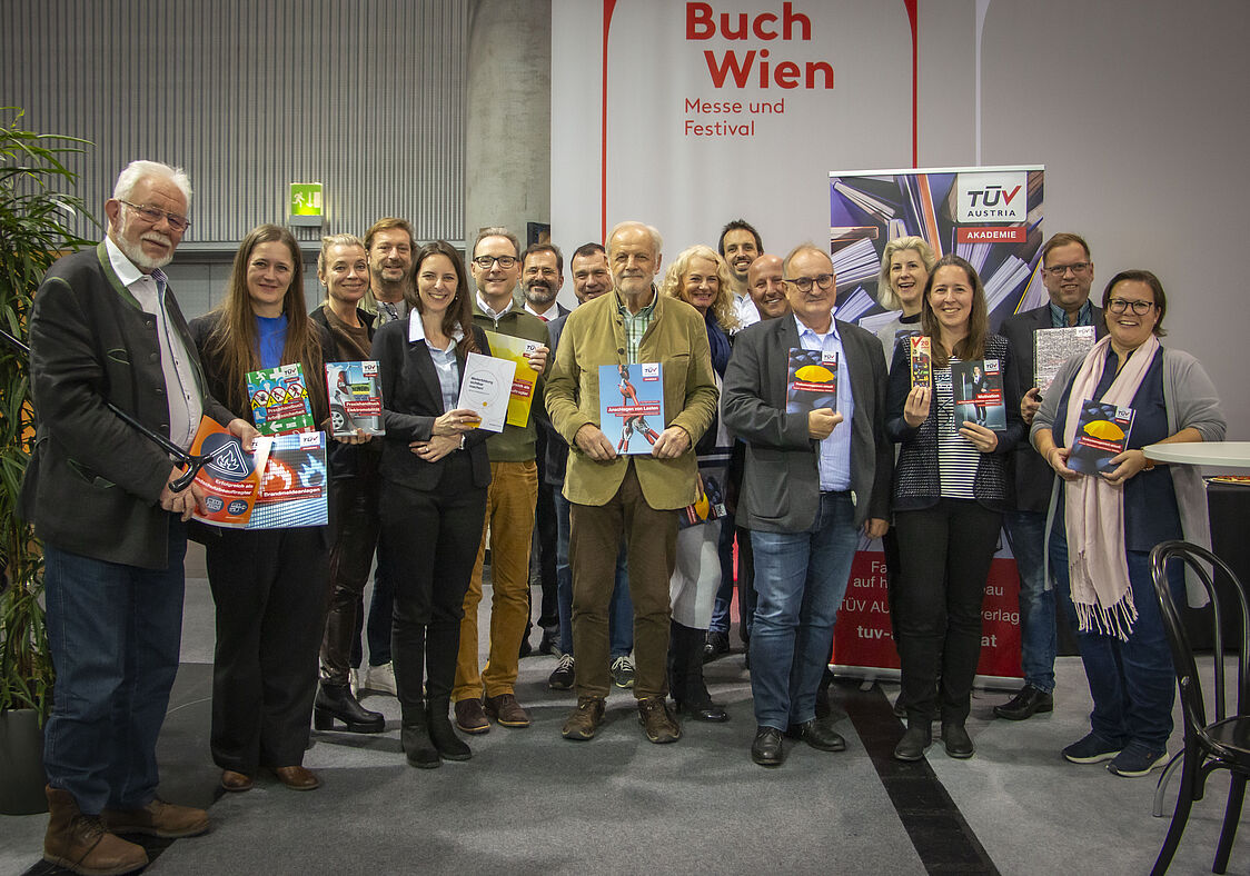 Gruppenfoto der Fachverlags-Autor/innen