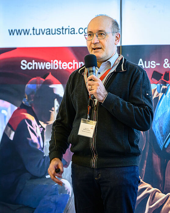 Spannend: Norbert Enzinger (TU Graz)... <br /> Ein Mann mit Brille und dunklem Pullover redet auf dem Podium.