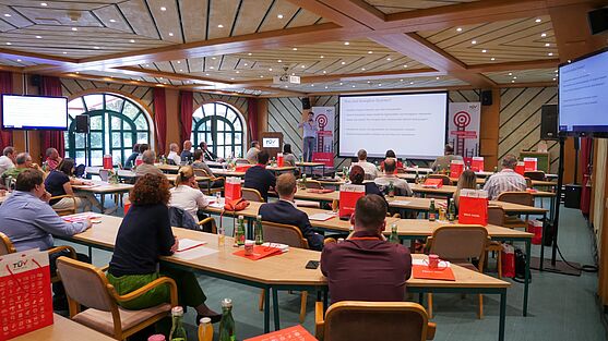 Interessiertes Fachpublikum im eleganten Konferenzsaal des Hotel Pichlmayrgut.<br />