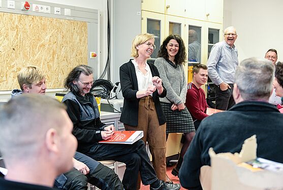 Bundesministerin Gewessler im Gespräch mit Teilnehmer/innen des Praxiskurses Ausbildung zum/r zertifizierten Photovoltaikpraktiker/in TÜV® (TÜV AUSTRIA AKADEMIE in Kooperation mit dem Bundesverband Photovoltaic Austria) © Podesser<br />