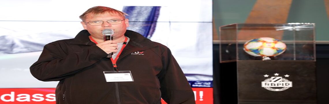 Anpfiff für die letzte "Rapid-Viertelstunde": Auf geht`s durch die grün-weißen Hallen des Allianz Stadions, mit Zwischenstopp bei Erwin Gütl, der das Schulungsfahrzeug der TÜV AUSTRIA Akademie, ein umgebautes Feuerwehrfahrzeug, vorstellte.