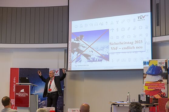 Den ersten Vortrag des Tages hielt Ing. Hellfried Matzik: "Verordnung über brennbare Flüssigkeiten (VbF) 2023 – endlich alles neu?!"<br />