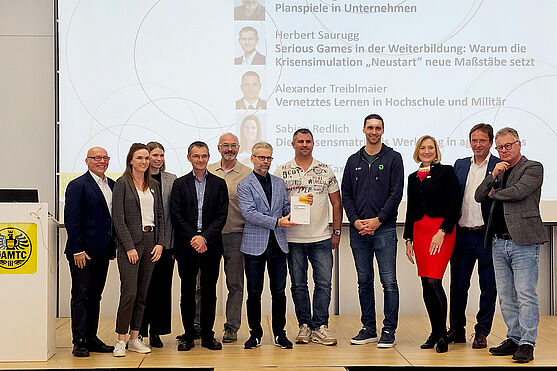 Autor:innen aus dem Bereich „Wissen & Fähigkeiten in der beruflichen Praxis“.<br /> Gruppenfoto auf der Bühne