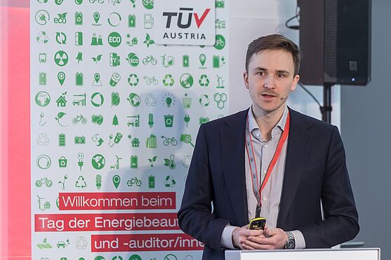 Nach einer kurzen Pause, vermittelte Maximilian Schlenk (nhp Niederhuber & Partner Rechtsanwälte) Rechtswissen für Energiebeauftragte und -auditor:innen.<br /> Mann mit Hemd und Sakko hält Vortrag.