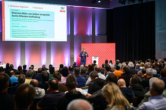 Mann hält Präsentation.