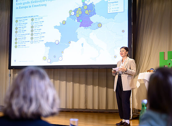 Olga Shen (VERBUND Green Hydrogen) widmete Ihren Vortrag dem Thema Wasserstoff-Importe nach Österreich: Der Weg von Pilotprojekten zu großvolumigen Importen.<br /> Dame hält Präsentation