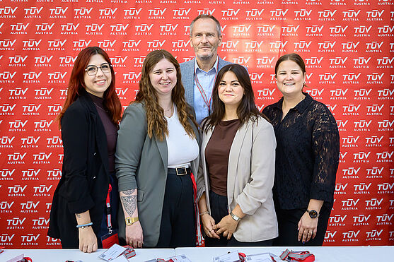 Das Team der TÜV AUSTRIA Akademie freute sich bereits auf einen produktiven Expertentag.<br /> Gruppenfoto, vier Damen und ein Herr.
