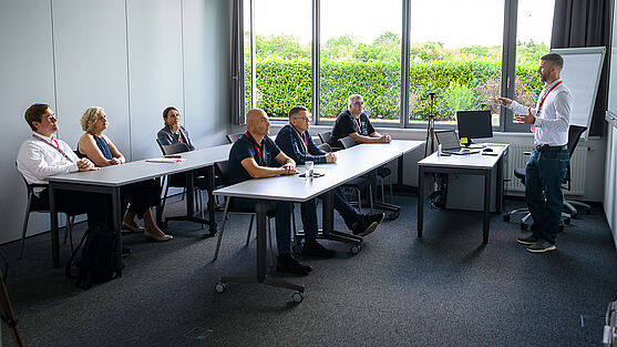 Alexander Halwachs (TÜV AUSTRIA GmbH) widmete seine spannenden Ausführungen dem Verhalten von Aufzügen im Brandfall.<br /> Herr hält Vortrag in Seminarraum