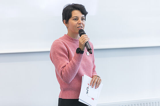 Lisa Leonardelli (TÜV AUSTRIA AKADEMIE GMBH) hieß die Teilnehmenden herzlich zum diesjährigen SafeSec Day in Brunn am Gebirge willkommen.<br />