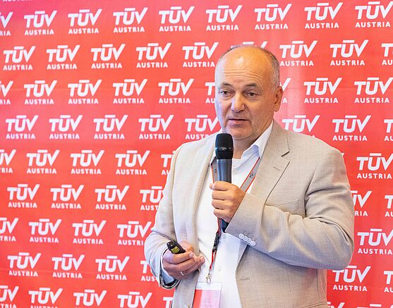 Mann hält Vortrag vor Publikum