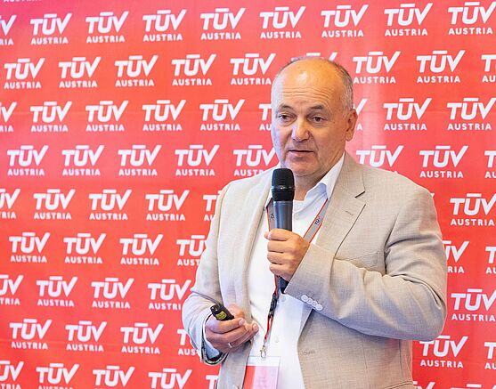 Dipl.-Ing. Erich Hofer (TÜV AUSTRIA): Not- & Sicherheitsbeleuchtung nach ÖNORM EN 1838 – was ist zu beachten?<br /> Mann hält Vortrag vor Publikum