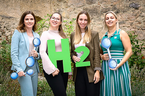 Das war das TÜV AUSTRIA Wasserstoff-Symposium 2026. Wir freuen uns auf nächstes Jahr!<br /> Vier fröhliche Damen halten den Schriftzug "H2" in den Händen