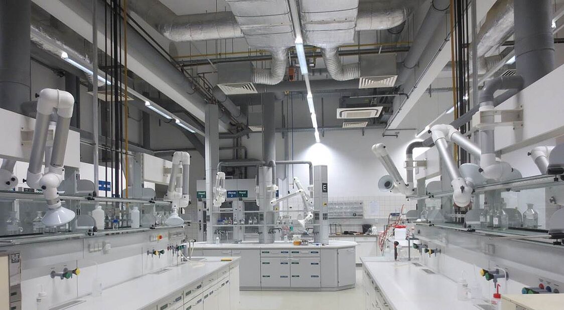 Labor in Gänserndorf<br /> Ein weißes Chemielabor mit Geräten