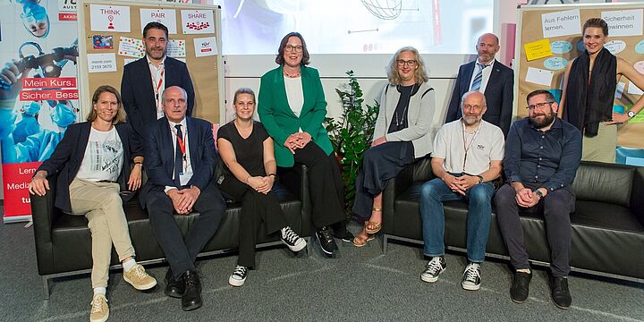 Gruppe von 10 Männern und Frauen vor Seminartafeln