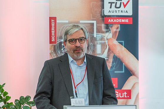 Dipl.-Ök. Thomas Doms, TÜV TRUST IT, lieferte ein 6-Schritte-Programm zur Abwehr von Cyberangriffen für die Industrie gemäß der IEC 62443.<br />