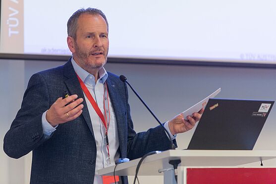 Martin Schmutzer hieß die Teilnehmer herzlich willkommen und moderierte die Veranstaltung.<br />