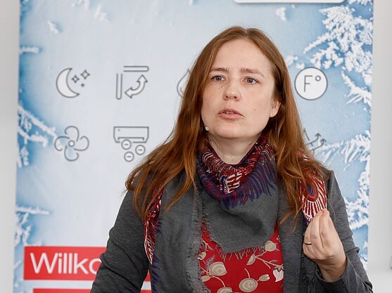 DI Katrin Arthaber vom BM für Arbeit, Soziales und Konsumentenschutz. Natürliche Kältemittel wie Butan, Propan, Ammoniak sind brennbar - wer damit hantiert, muss sich auch mit dem ArbeitnehmerInnenschutz auseinandersetzen!<br />
