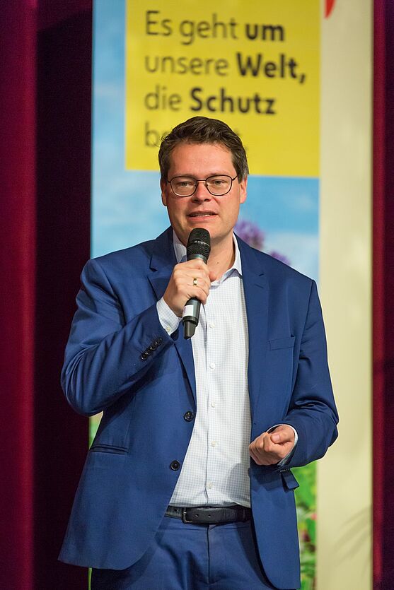 Zum Auftakt eine Ansprache von Jürgen Czernohorszky. Er sprach davon, dass die Arbeit von Umwelt- und Abfallbeauftragten als Multiplikatoren wichtiger denn je wäre.<br />