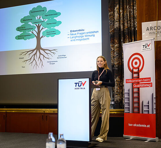 Dame hält Präsentation.