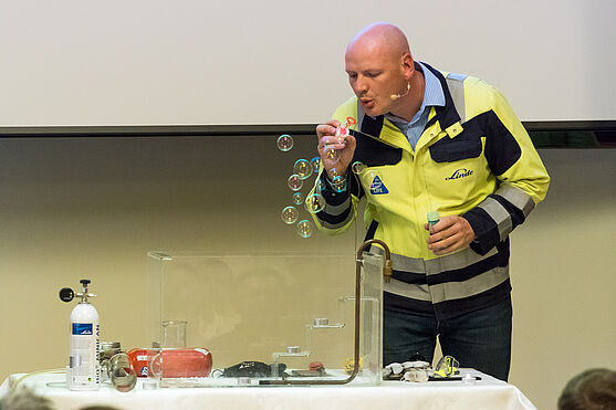 Wie breitet sich CO2 aus? Der Seifenblasentest beweist es.<br />