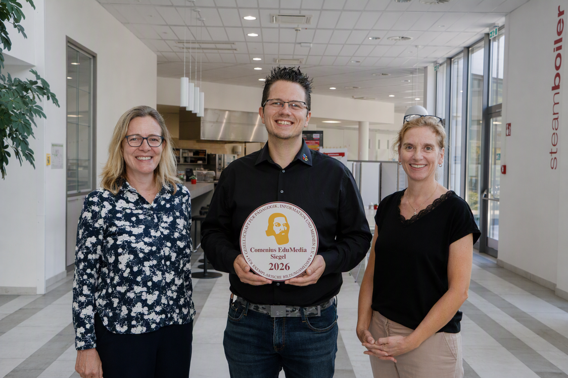 Das E-Learning-Team und Autor Dominik Haindl (Arbeitsschutzmanager) strahlen um die Wette. Das neue E-Learning wurde mit dem Comenius-Siegel ausgezeichnet. <br />