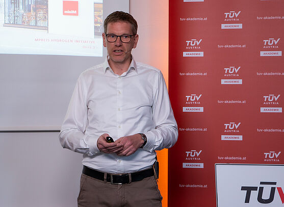 DI Wolfgang Madl, MPREIS Warenvertriebsgesellschaft, hielt den spannenden Vortrag "Grüner Wasserstoff für Logistik und Produktion im Lebensmittelhandel".<br />