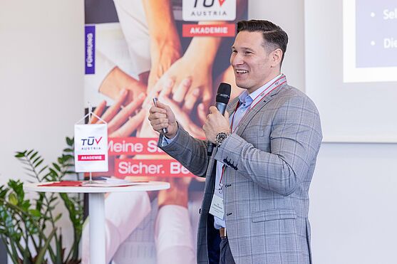 Mag. Nikolaus Eckereder (Sozialministeriumservice) überzeugte mit spannenden Infos rund um digitale Barrierefreiheit.<br /> Mann hält Vortrag vor Publikum