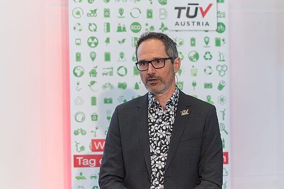 Andreas Schnitzer (Nachhaltigkeitsmanager TÜV AUSTRIA) referierte über das E im ESG: Berichtspflichten für Energiebeauftragte und -manager:innen.<br /> Referent mit Hemd und Sakko.