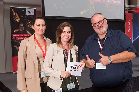 Mitarbeiter der TÜV AUSTRIA Akademie starten motiviert in den Tag: Alessandra Töpfer, Sabine Redlich, BA und Thomas Rochowansky, MBA.<br />
