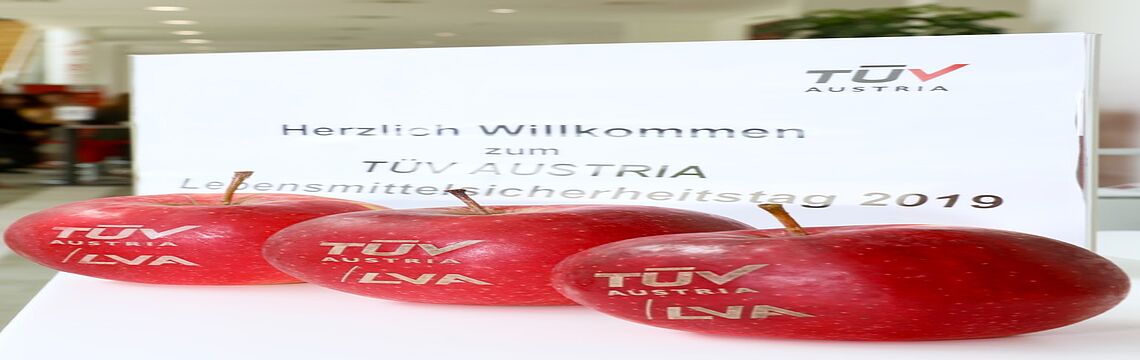 Der TÜV AUSTRIA Lebensmittelsicherheitstag und seine roten, gesunden Maskottchen. "An apple a day, keeps the doctor away!"