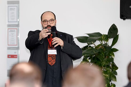Vorher schon links im Bild: Moderator und Referent Ing. Christian Holzinger EUR-Ing. Die Inspektionen von Klimaanlagen größer 12 KW Kälteleistung sein Gesprächsthema.<br />