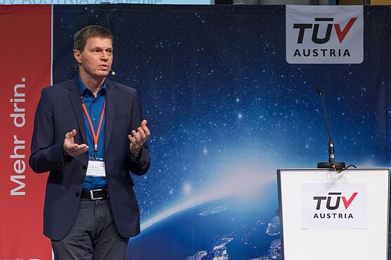 Danach ging DI Kurt Mayerhofer speziell auf die ATEX-Richtlinie ein. Er besprach Geräte und Schutzsysteme in explosionsgefährdeten Bereichen.<br />