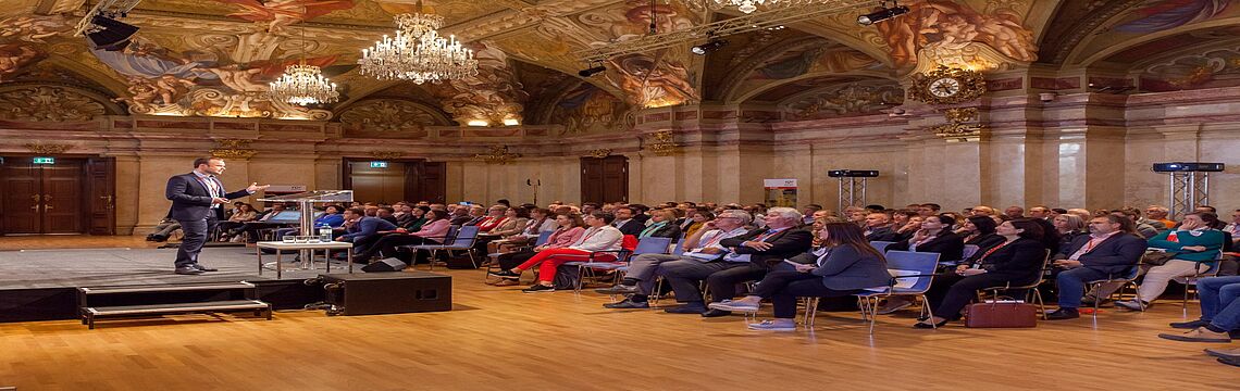Setzen Sie sich, genießen Sie das Ambiente im Palais Niederösterreich.