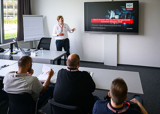 Robotik in der Reinigung - darüber sprach Michael Lackner (Sasse GmbH)<br /> Mann hält Präsentation