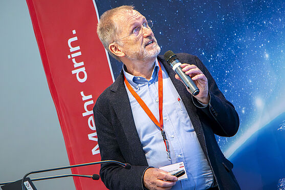 Guido Reuter (Österreichische Gesellschaft für Schweißtechnik) redete über Arbeitssicherheit und Gesundheitsschutz im Schweißbetrieb.<br /> Referent auf der Bühne.