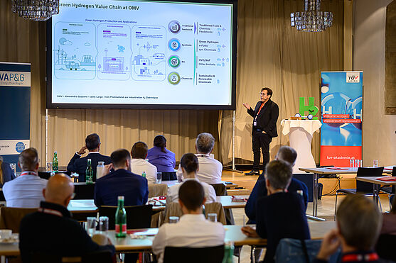 Last but not least: Alessandro Guzzone (OMV Downstream GmbH) zum Thema OMV UpHy Large: Vom Pilotmaßstab zur industriellen H2-Elektrolyse.<br /> Mann hält Vortrag