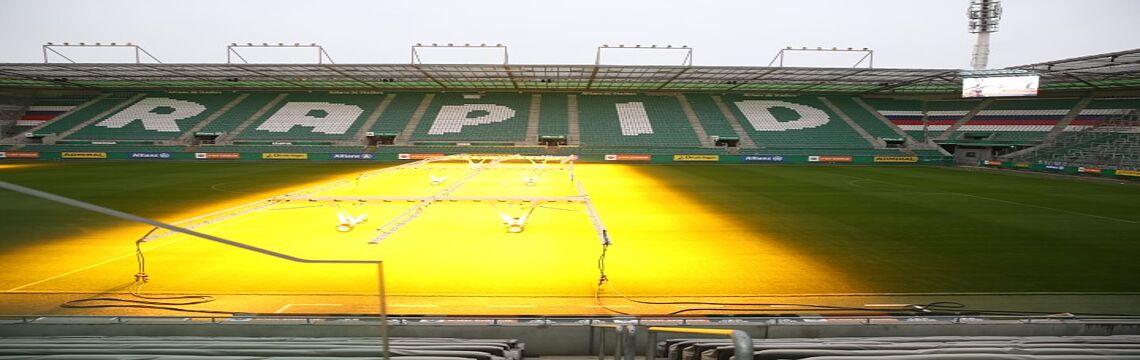 Die Fußballarena bei Nacht! Haben Sie das schon erlebt? Ein ausgeklügeltes Licht- und Bewässerungsystem schützt den Rasen vor Krankeiten und lässt die Halme sprießen.
