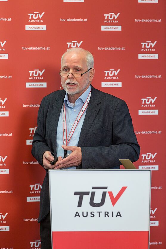 Ing. Michael Pekarek sprach über neue Anwendungsfelder der Plasmatechnik im Behälter- und Anlagenbau<br />