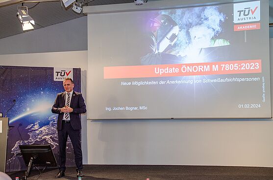 Jochen Bognar machte den Anfang mit informativen Ausführungen zum Thema `TÜV AUSTRIA Normenupdate´<br />