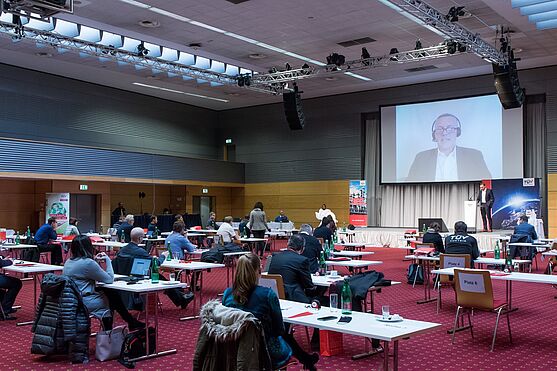 Online zugeschalten: Thomas Pfeiffer. Dazu das passende Thema: Virtuelle Inbetriebnahme und Wartung von fehlersicheren Steuerungen. Sein Kollege, DI Gerhard Margl, führte anschließend die Simulationen durch.<br />