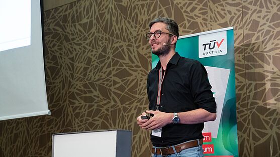 Dr. Christian Kozina-Voit hielt den ersten Vortrag des Tages: "Eine Frage des Tuns."<br />