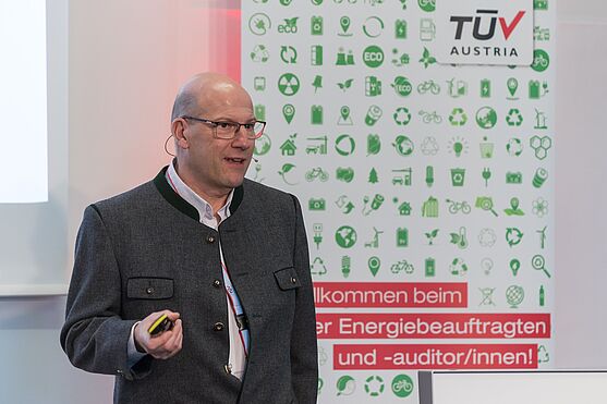 Nach einer Gruppendiskussion und einer kurzen Pausen, gab Armin Wabl (Energiebeauftragter, Bundesministerium f. Bildung, Wissenschaft und Forschung) einen spannenden Einblick in die Praxis als Energieexperte des BMBWF.<br /> Mann hält Vortrag.