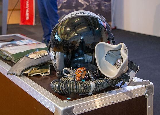Helm mit der Aufschrift Razor.