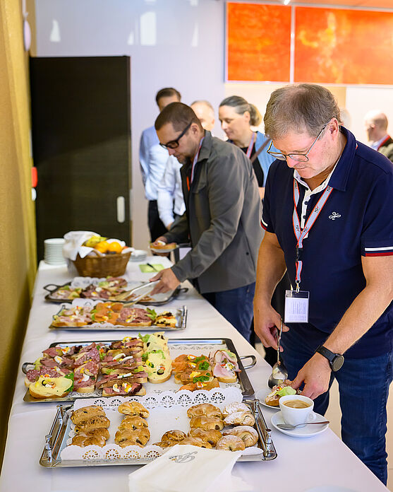 In der Vormittagspause erwartete die Teilnehmenden bereits ein Buffet.<br /> Pausenbuffet mit Brötchen