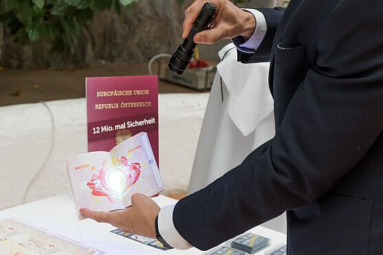 In der Pause führte er die Werzeuge vor, die beispielsweise einem Pass die Echtheit bescheinigen können.<br />